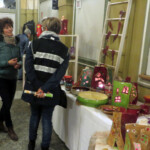 Besucher schauen die Ausstellung an
